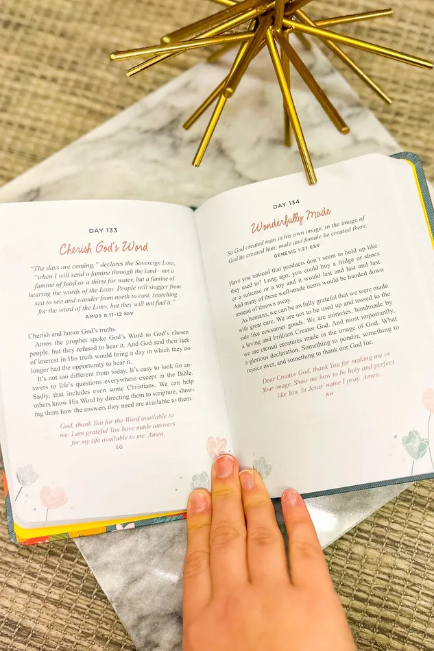 Barbour Publishing Inc Necklaces 3Minute Daily Devotions for Moms Book