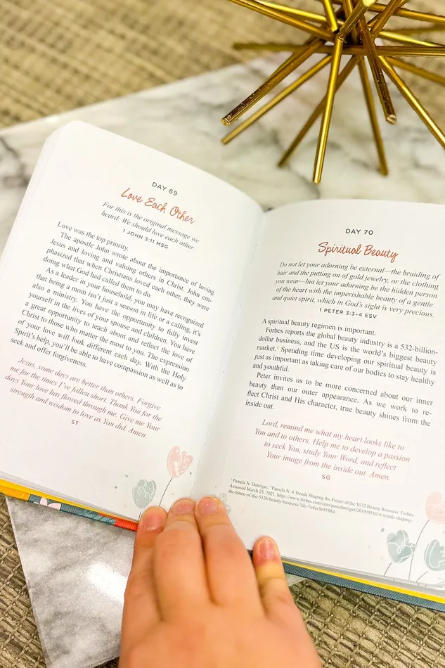 Barbour Publishing Inc Necklaces 3Minute Daily Devotions for Moms Book