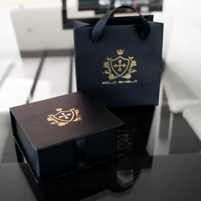 Cadena con dije arbol de la vida Gold Shield Earrings