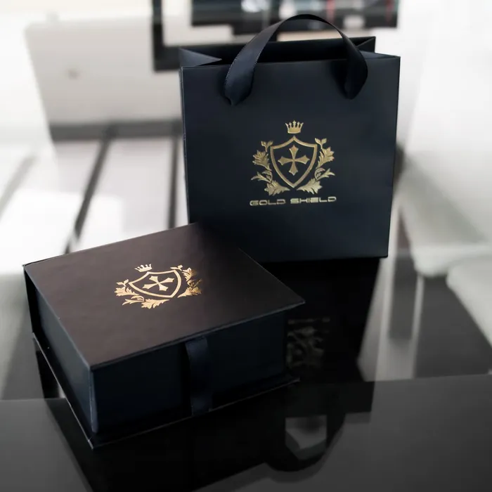 Charm de nave espacial Gold Shield Charm Necklaces