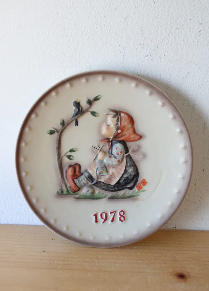 Goebel MJ Hummel 1978 Girl Knitting Under Tree 8th Annual Decorative Plate Goebel Necklaces Goebel MJ Hummel 1978 Girl Knitting Under Tree 8th Annual Decorative Plate Goebel Necklaces
