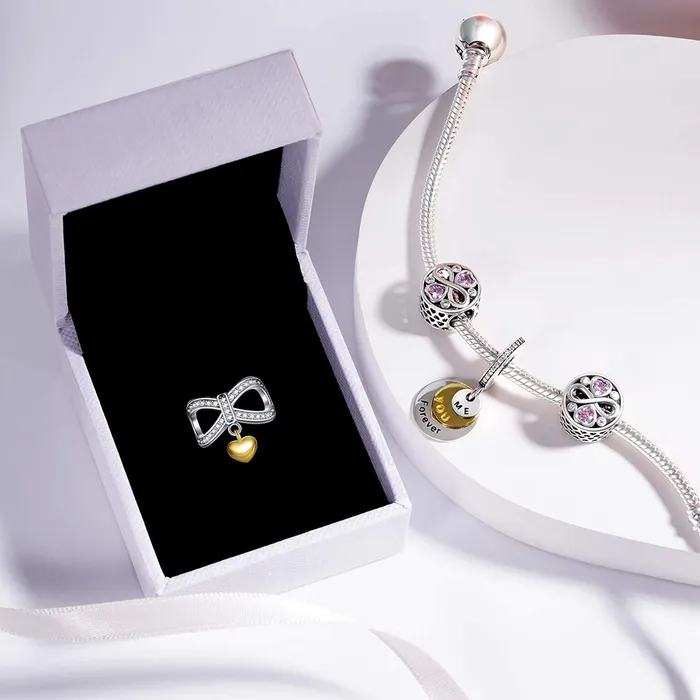 Gold Shield Charm Necklaces Charm de infinito y corazn bao en oro 18k
