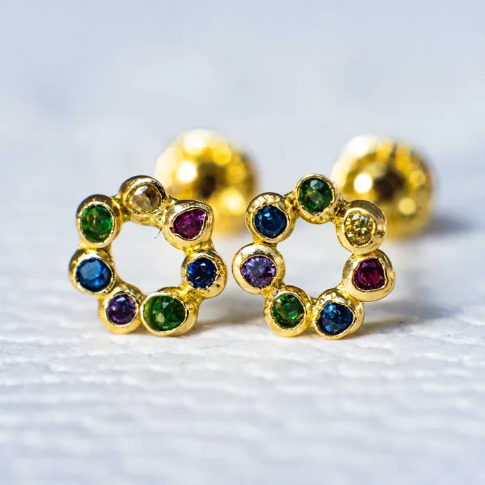 Gold Shield Earrings Aretes de los 7 Chakras Oro Macizo 18K
