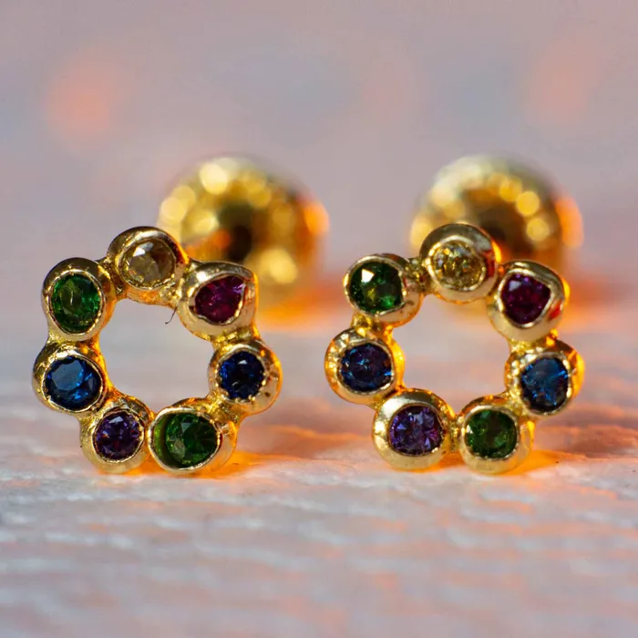 Gold Shield Earrings Aretes de los 7 Chakras Oro Macizo 18K