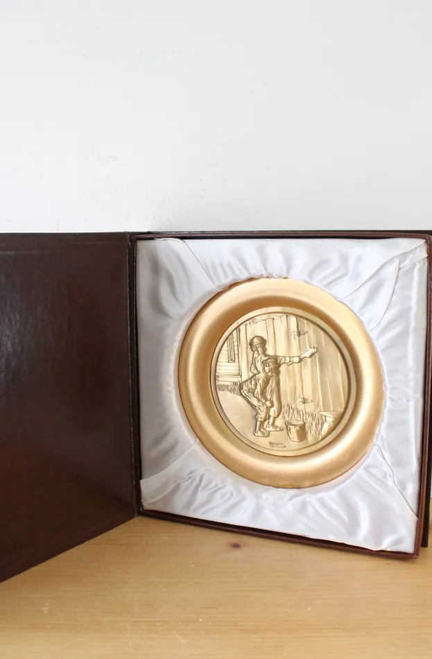 PreStyled Sets Jubilee Thrift Norman Rockwell Tom Sawyer Solid American Pewter 24KT Gold Decorative Plate PreStyled Sets Jubilee Thrift Norman Rockwell Tom Sawyer Solid American Pewter 24KT Gold Decorative Plate