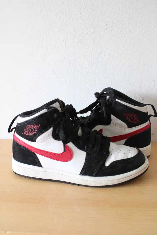 Rings Nike Nike Air Jordan 1 Retro Red Black White HighTop Sneakers Youth Size 1 Rings Nike Nike Air Jordan 1 Retro Red Black White HighTop Sneakers Youth Size 1