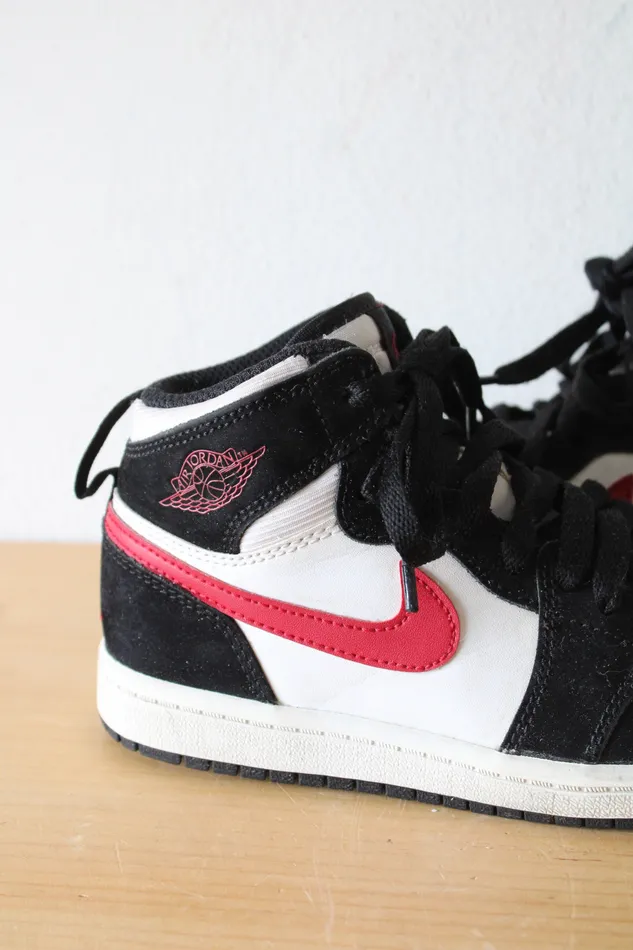 Rings Nike Nike Air Jordan 1 Retro Red Black White HighTop Sneakers Youth Size 1