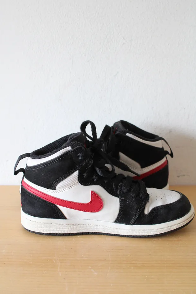 Rings Nike Nike Air Jordan 1 Retro Red Black White HighTop Sneakers Youth Size 1